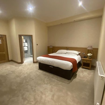 The City Hotel 던펌린 외부 사진