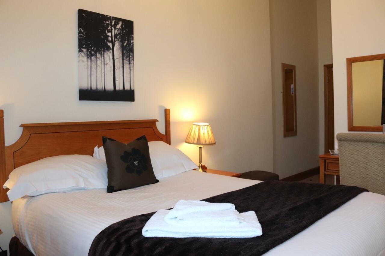The City Hotel 던펌린 외부 사진