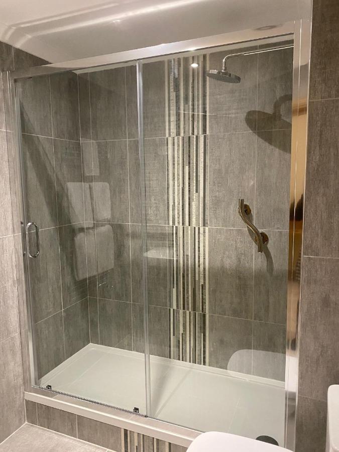 The City Hotel 던펌린 외부 사진