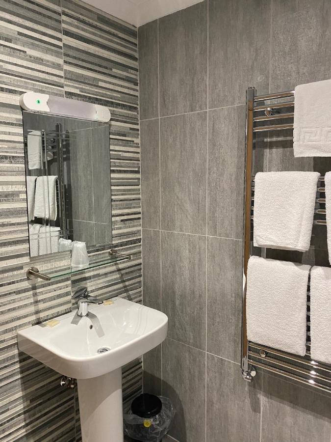 The City Hotel 던펌린 외부 사진
