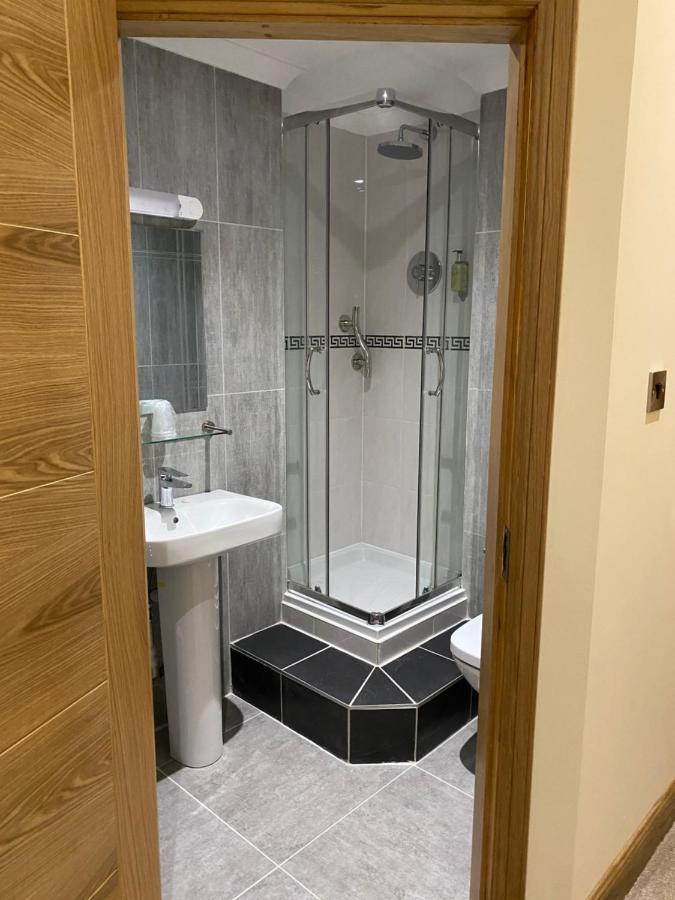 The City Hotel 던펌린 외부 사진