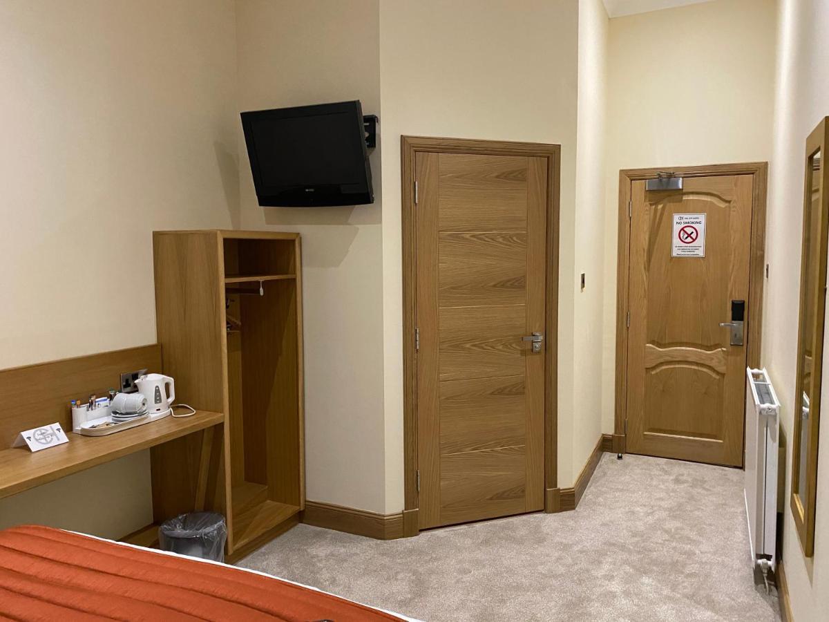 The City Hotel 던펌린 외부 사진