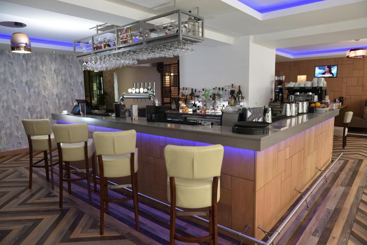 The City Hotel 던펌린 외부 사진